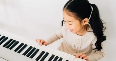 kids learning piano